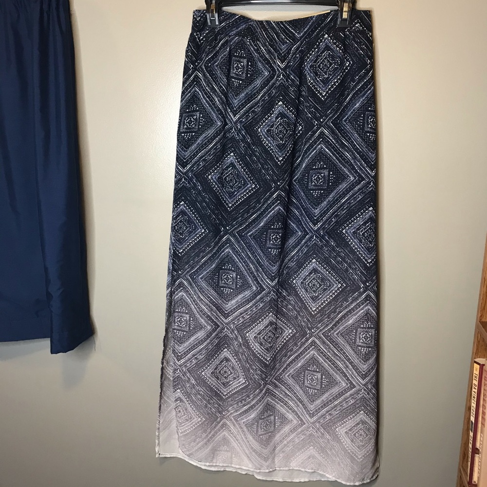 🔴 $5 item: NWT Maurices maxi skirt. Small